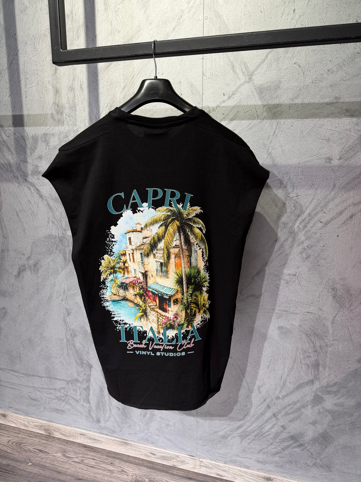 Vinyl sleeveless tee capri italia resort black - oversized