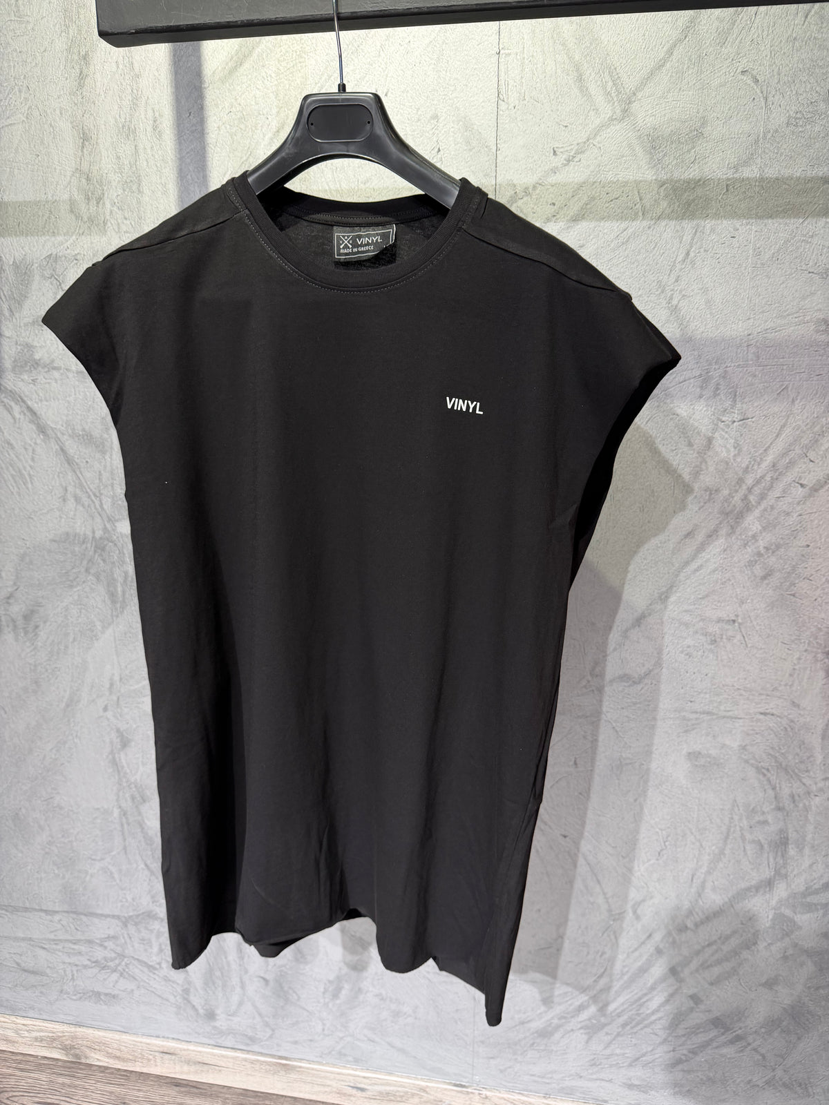Vinyl sleeveless tee capri italia resort black - oversized